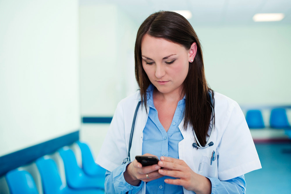 WhatsApp para medicos jovem medica com celular na mao